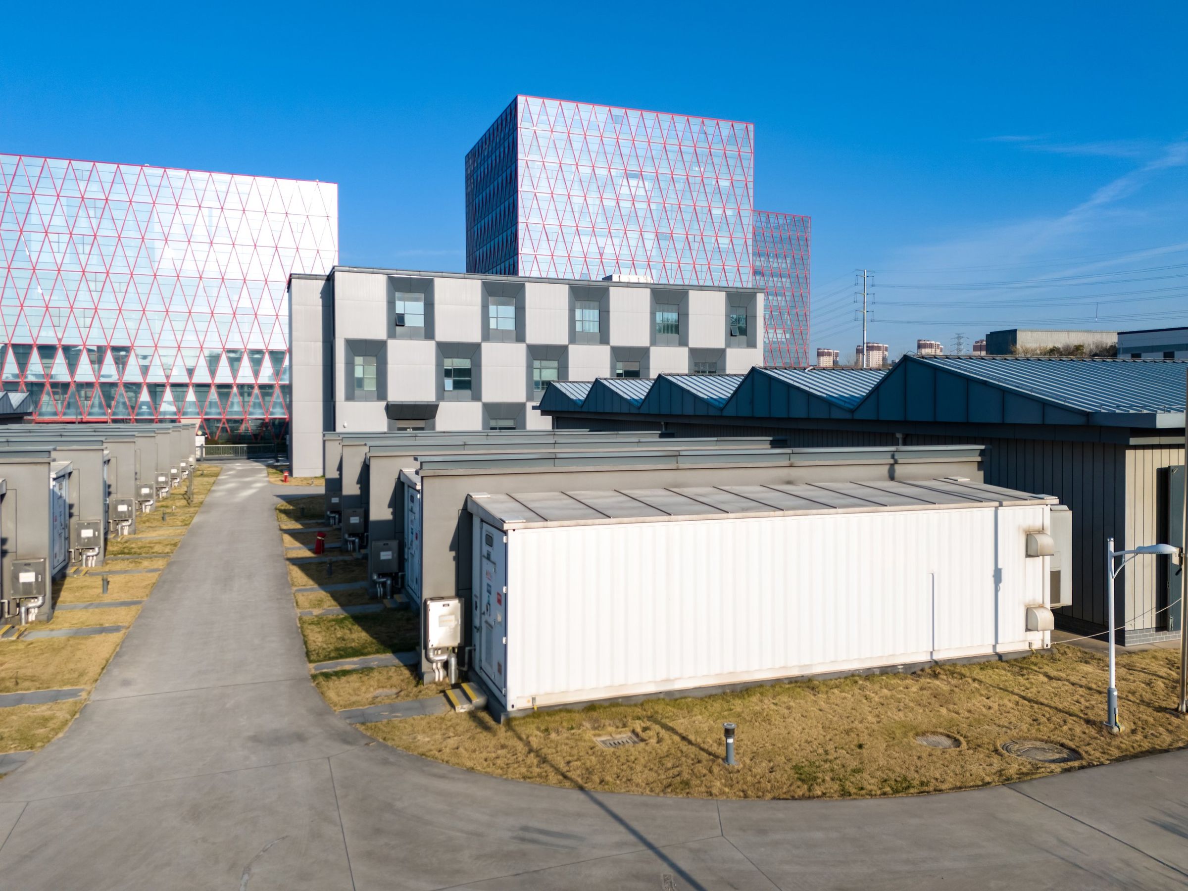 Sistema di accumulo BESS in container accanto a uno stabilimento industriale