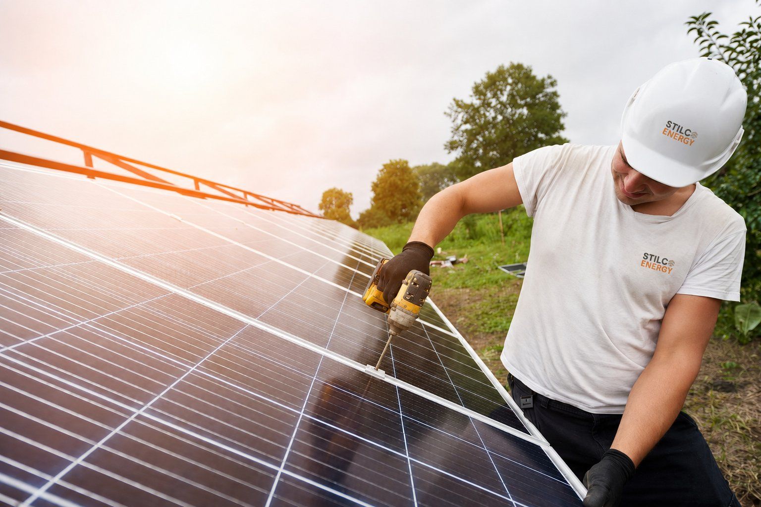 Installatore STILCA Energy con casco fissa i moduli di un impianto fotovoltaico