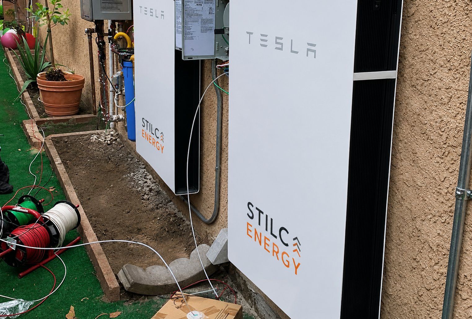 Tesla Powerwall 3 STILCA Energy installata sulla parete esterna di una casa