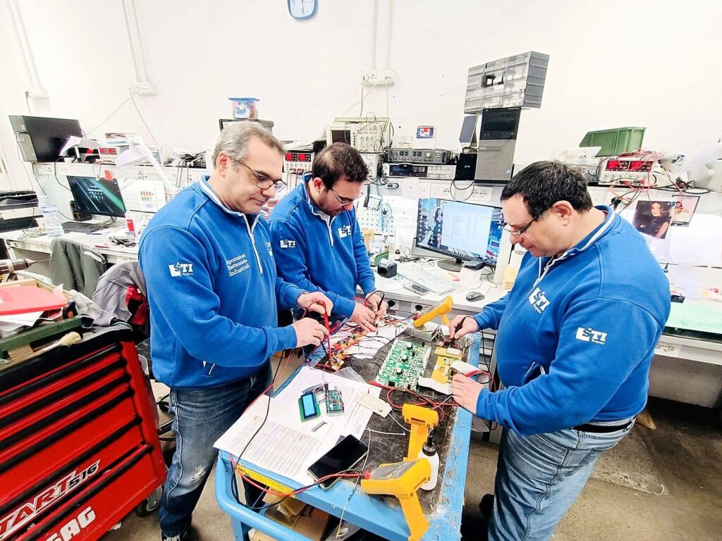 Tecnici STI Repair al banco di riparazione elettronica