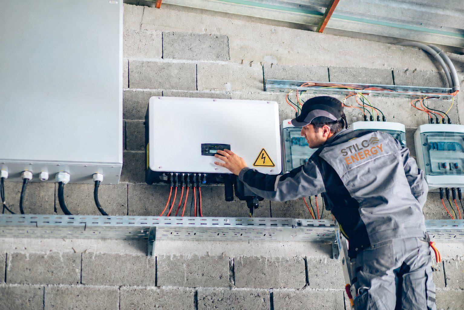 Tecnico STILCA Energy configura un inverter fotovoltaico