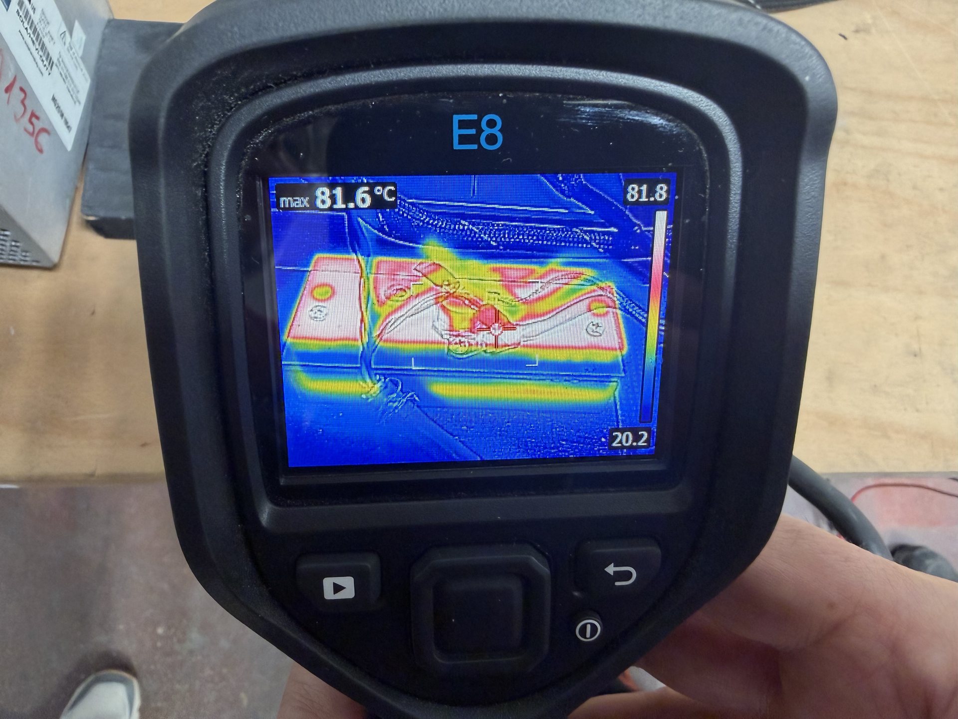 Termocamera FLIR E8 che rileva un punto caldo a 81,6 °C su una scheda elettronica di potenza