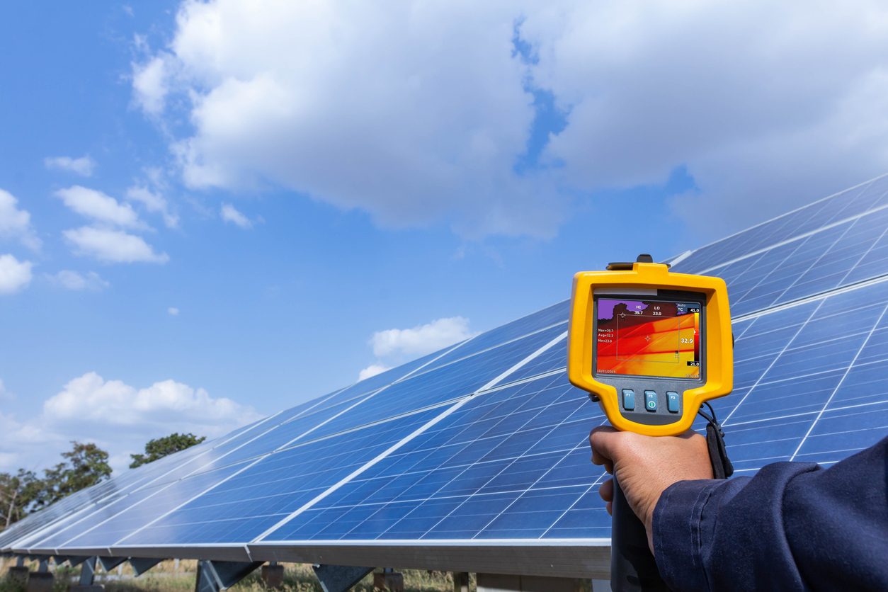 Ispezione con termocamera dei moduli di un impianto fotovoltaico durante la due diligence