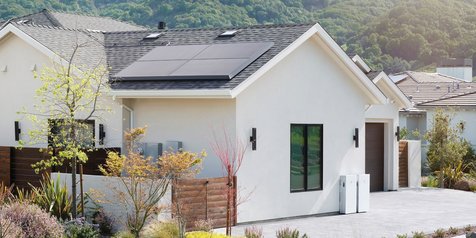 Villetta bianca con pannelli fotovoltaici integrati nel tetto