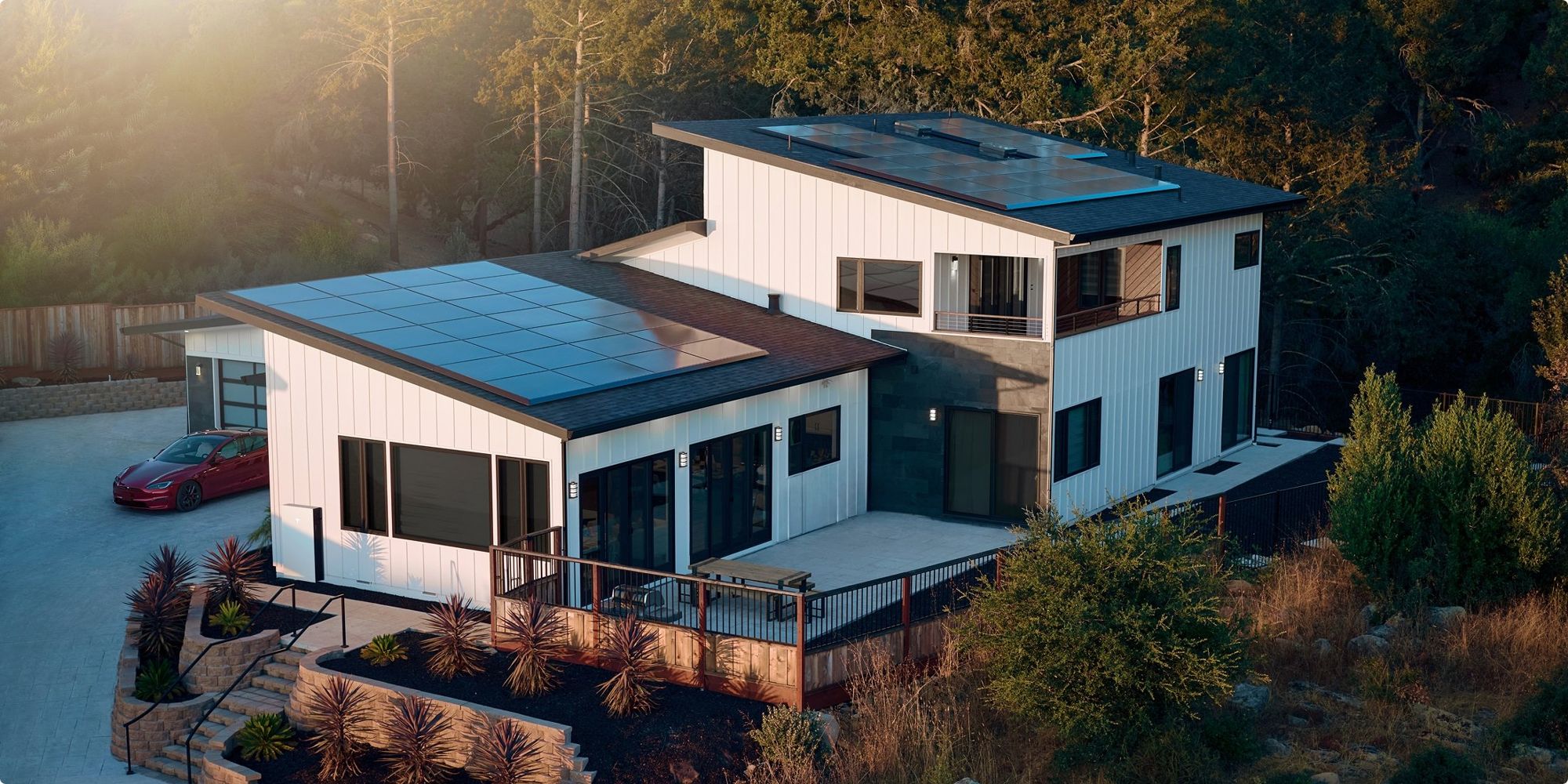 Casa su due piani con pannelli fotovoltaici e giardino