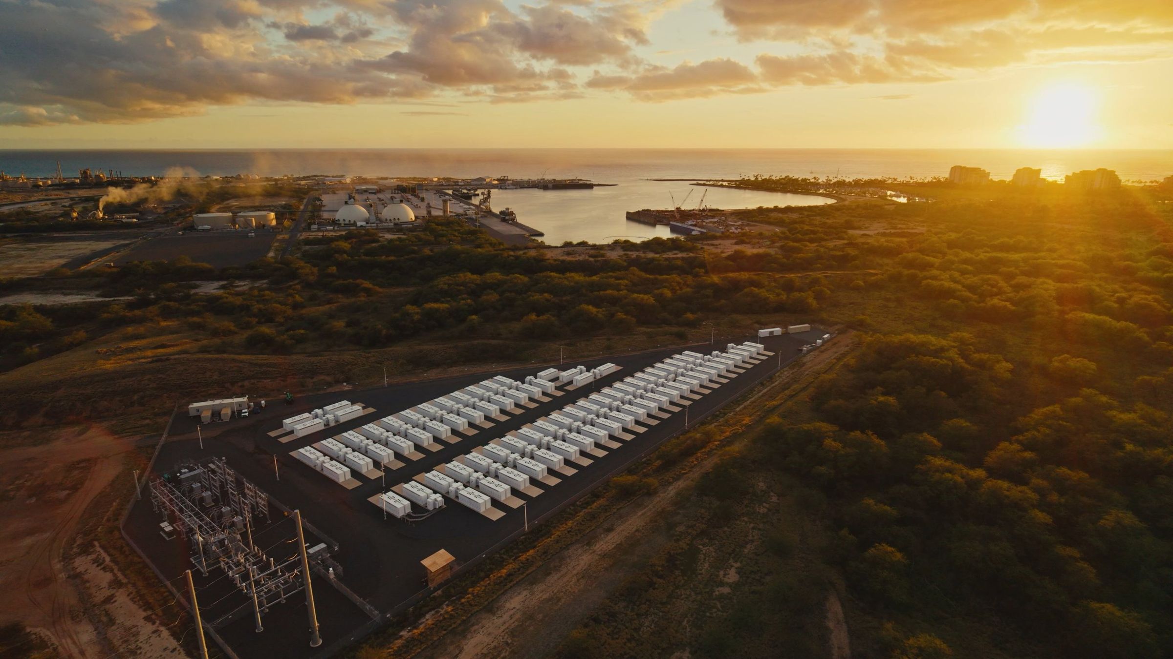 Impianto di accumulo utility scale con Tesla Megapack al tramonto