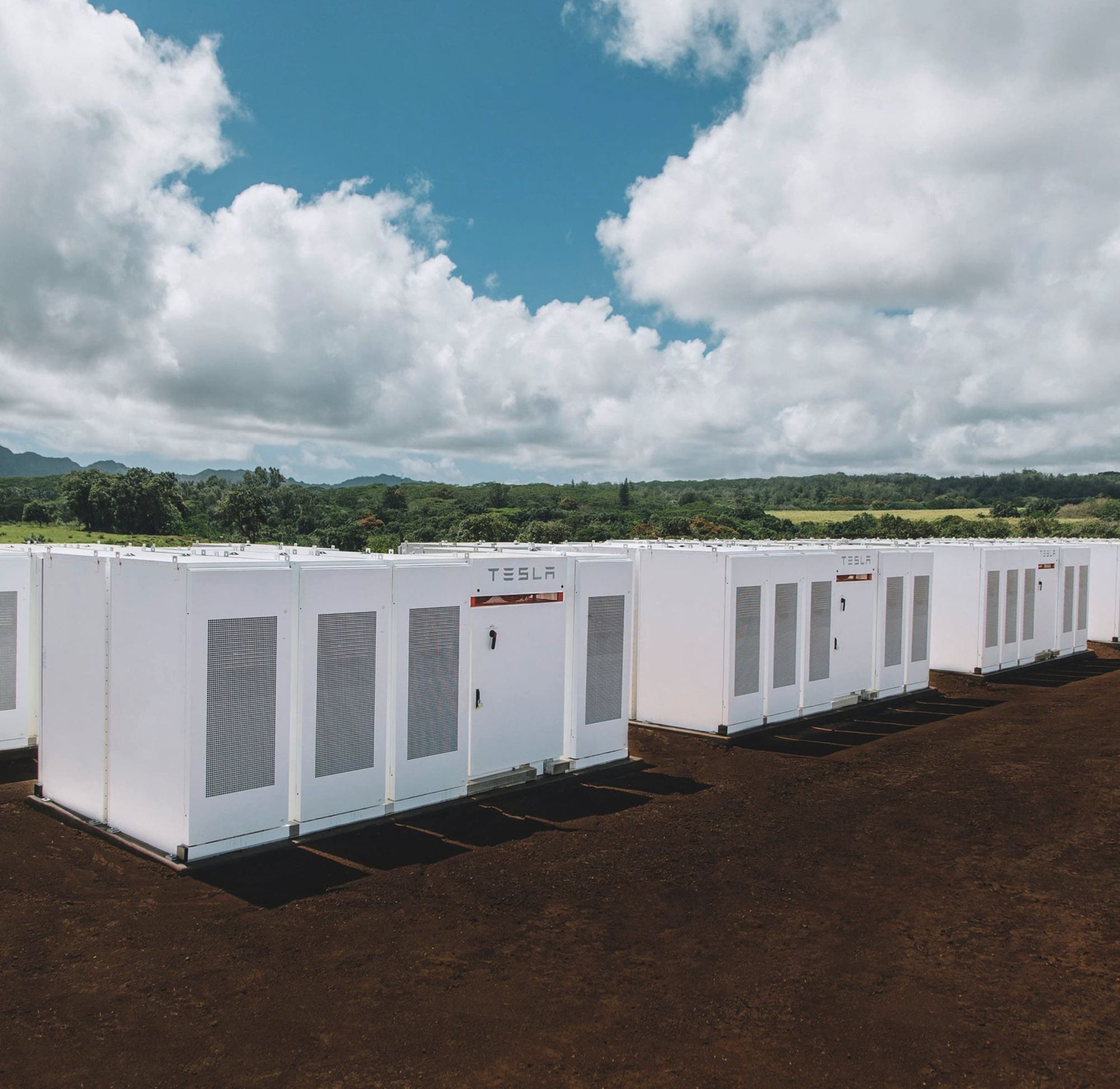 Unità Tesla Megapack sotto un cielo con nuvole