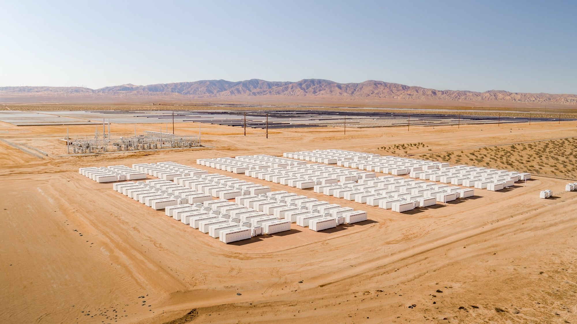 Grande impianto di accumulo a batterie visto dall'alto
