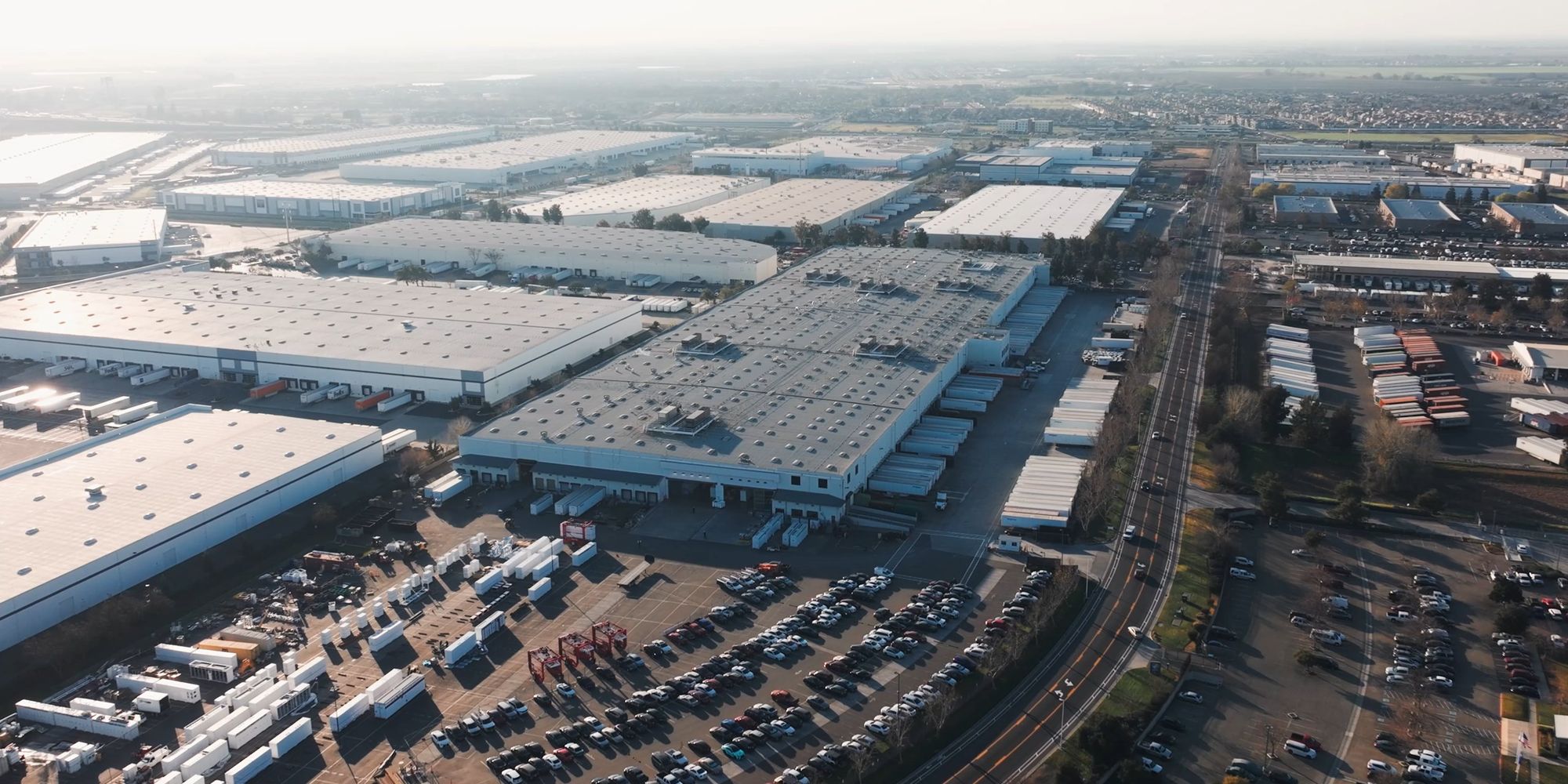 Area industriale vista dall'alto con capannoni e piazzali