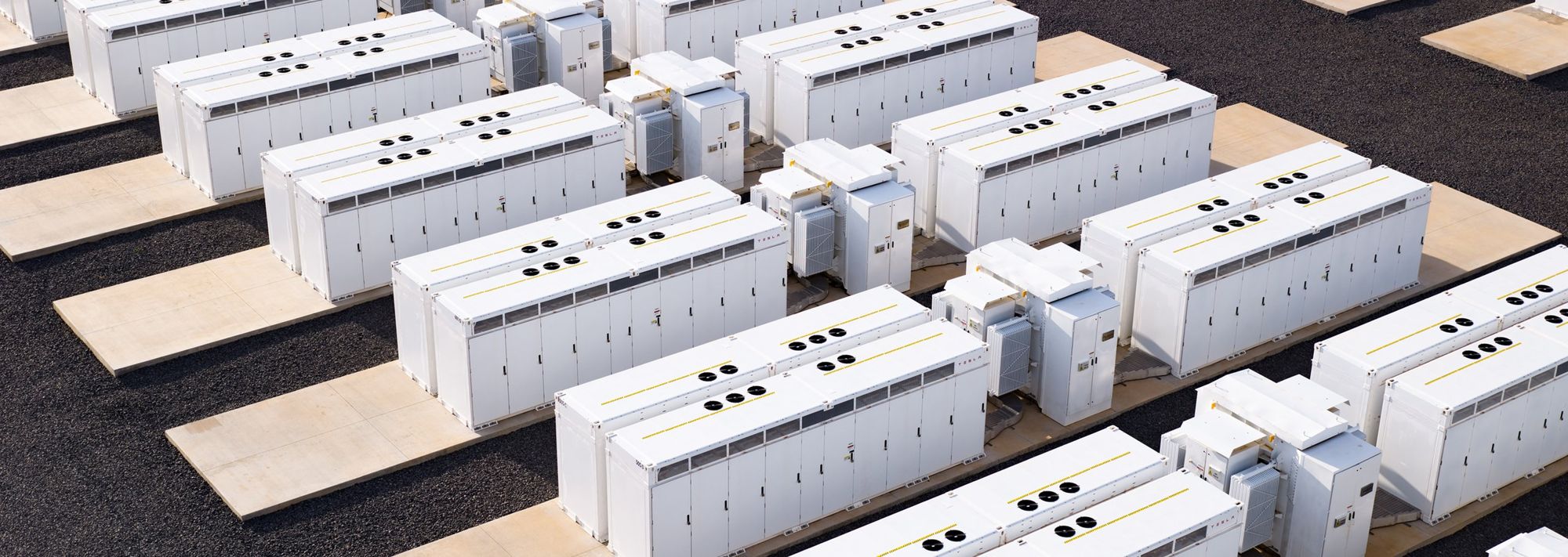 Unità di accumulo Tesla Megapack allineate viste dall'alto