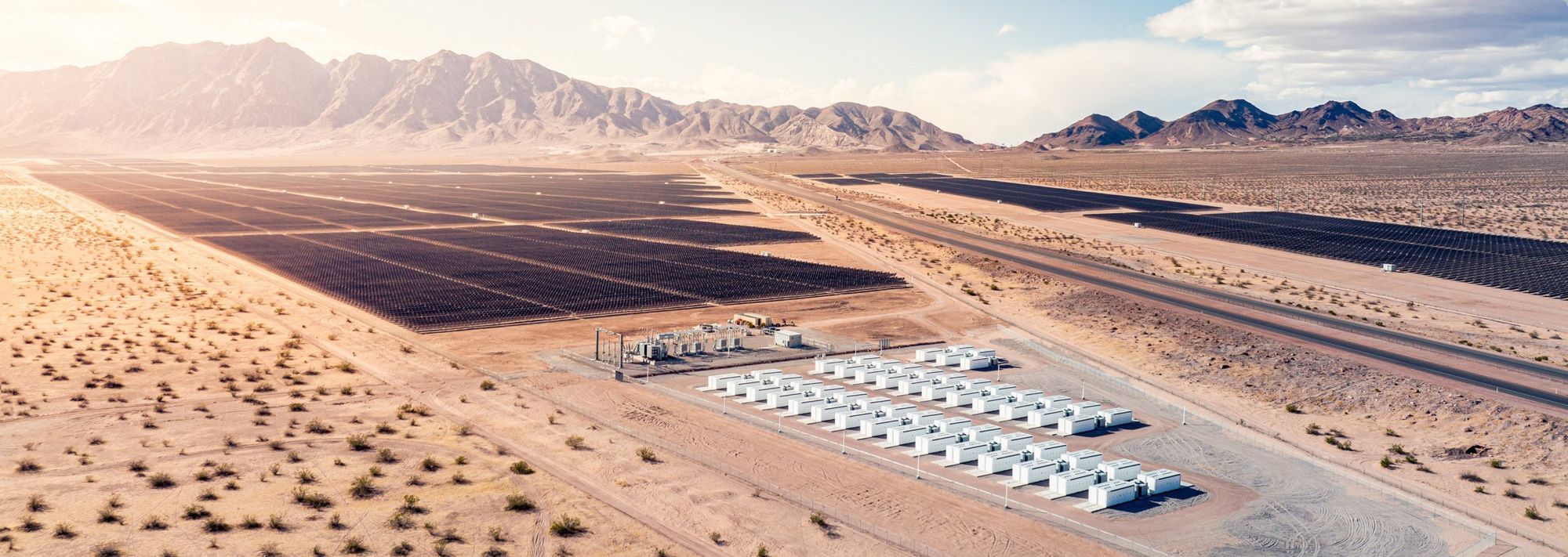 Campo fotovoltaico con impianto di accumulo a batterie accanto