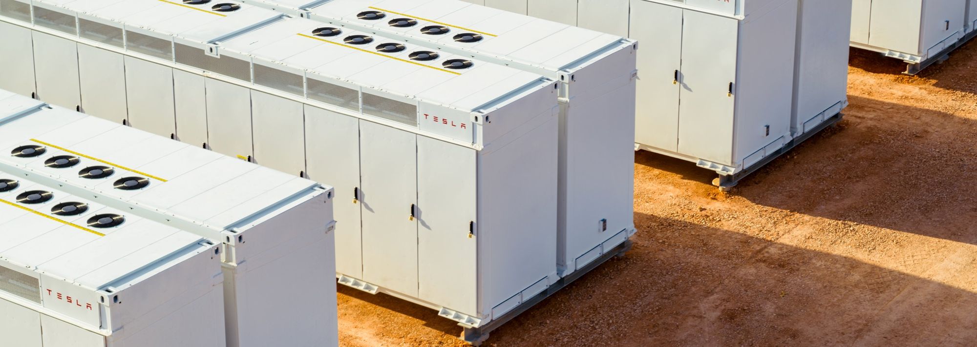 Unità Tesla Megapack affiancate viste da vicino