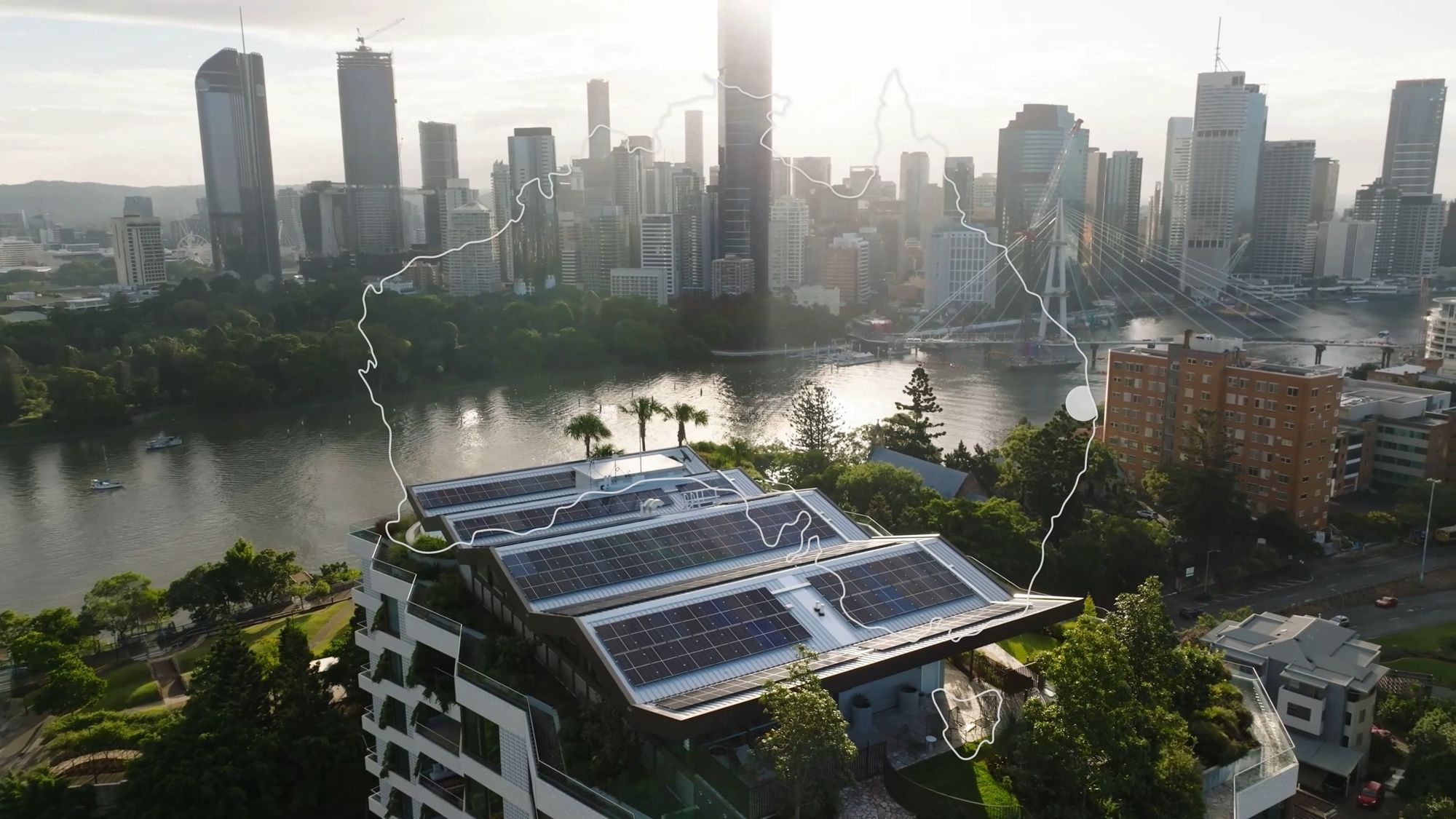 Vista dall'alto di una città con tetti fotovoltaici al tramonto