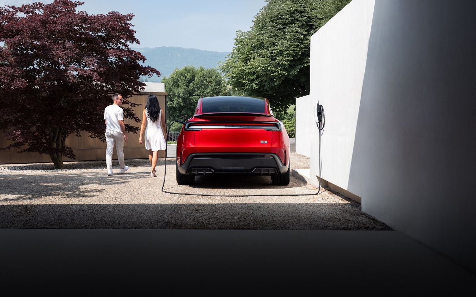 Auto elettrica in ricarica alla wallbox di casa